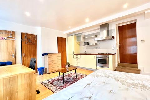 Studio to rent, Thomsons Yard, 106 Southampton Street, Reading, Berkshire, RG1