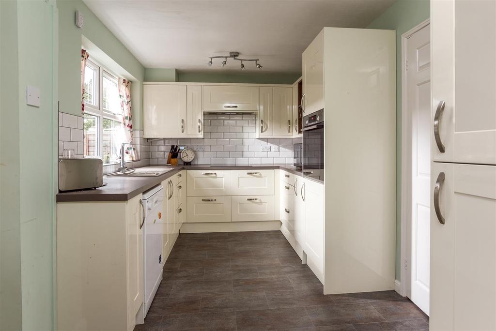 Dovehouse Drive, Wellesbourne 4 bed detached house £360,000