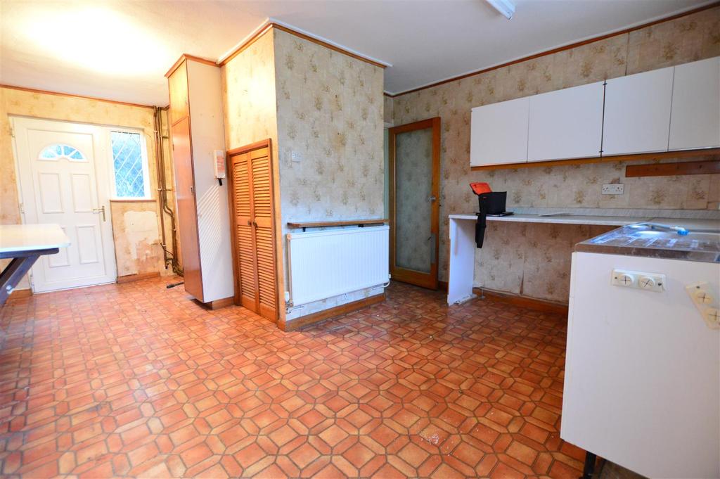 Knolton Way, Slough 3 bed terraced house £380,000