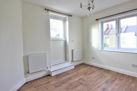 Studio to rent, Willoughby Road, London, N8