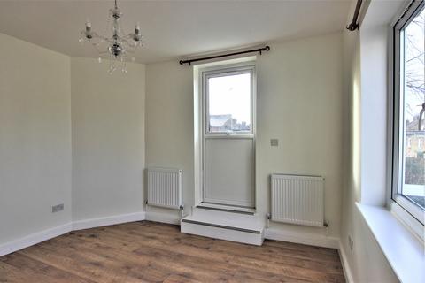 Studio to rent, Willoughby Road, London, N8