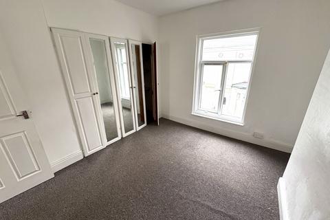 2 bedroom terraced house to rent, Holland Street, Hull HU9