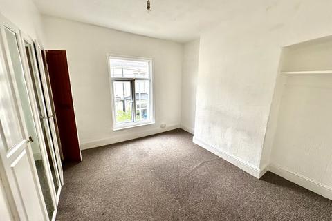 2 bedroom terraced house to rent, Holland Street, Hull HU9