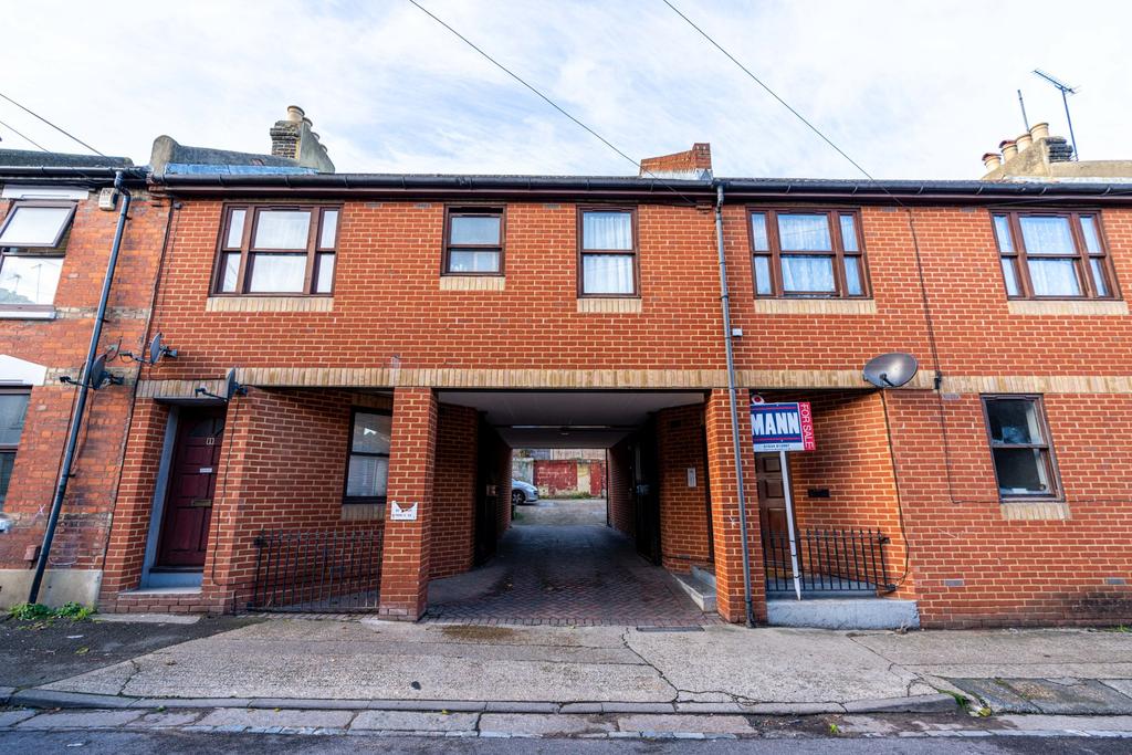 Catherine Street, Rochester, Kent, ME1 1 bed flat £750 pcm (£173 pw)