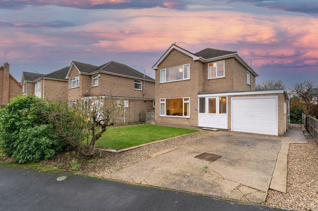 Ladywood Road, Spalding PE11 2DA 3 bed detached house £260,000