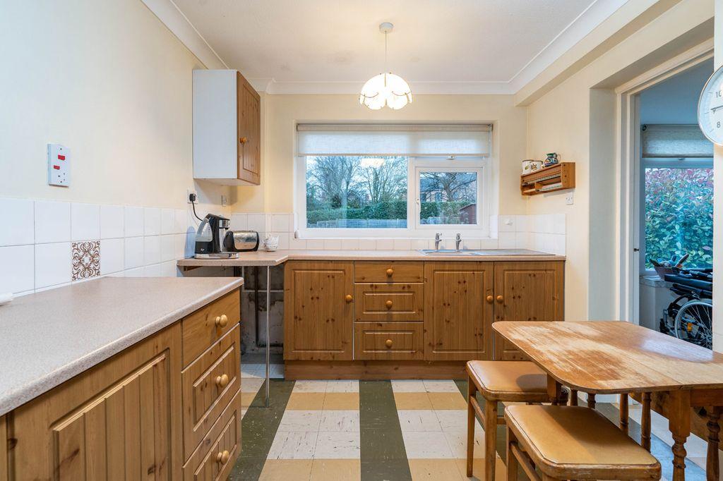 Ladywood Road, Spalding PE11 2DA 3 bed detached house £260,000
