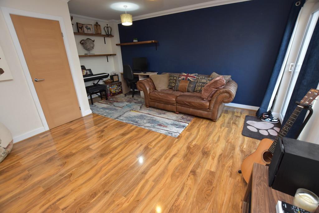 Dunrobin Road, Auchterarder 2 bed end of terrace house £185,000