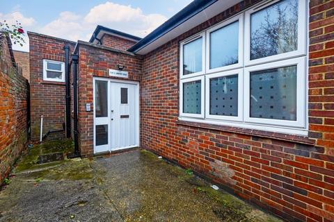 3 bedroom detached house to rent, 12 Longport, Canterbury