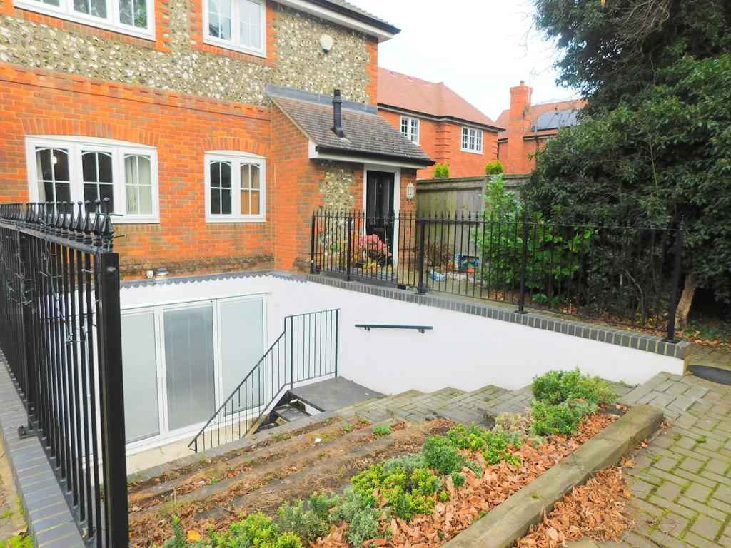 Paddock Gate, North street, Winkfield, SL4 4SY 1 bed apartment £1,150