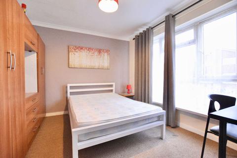 5 bedroom terraced house to rent - Bedser Drive, UB6