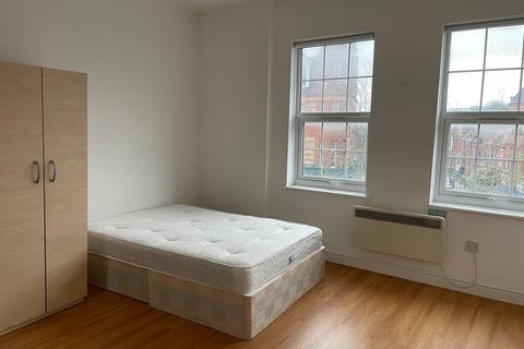 4 bedroom flat to rent, Streatham Hill, London, SW2 4RU