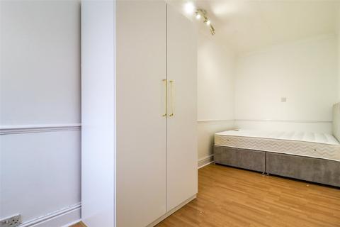 5 bedroom house share to rent - Broad Walk, London, SE3