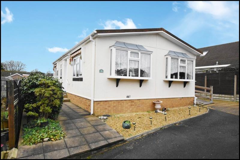 West Moors Ferndown BH22 0BW 2 bed park home £169,950