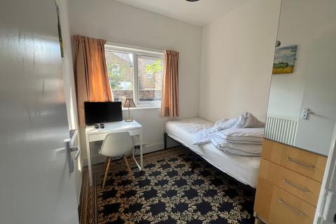 1 bedroom in a house share to rent, All Souls Avenue, London NW10