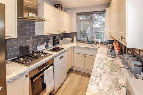 4, Neville Court Eldon Road, Caterham, CR3 5JS