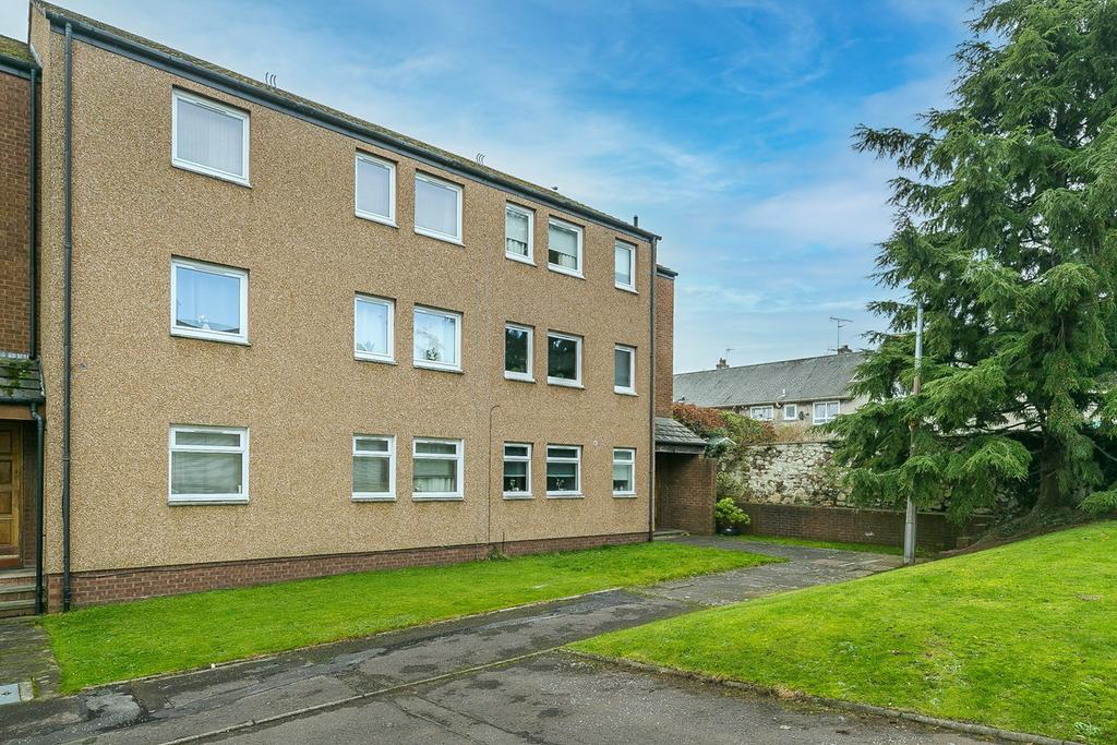 Meadowfield Court, Willowbrae, Edinburgh, EH8 1 bed flat £140,000