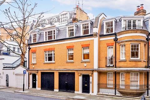 3 bedroom terraced house to rent, D`oyley Street, London, SW1X