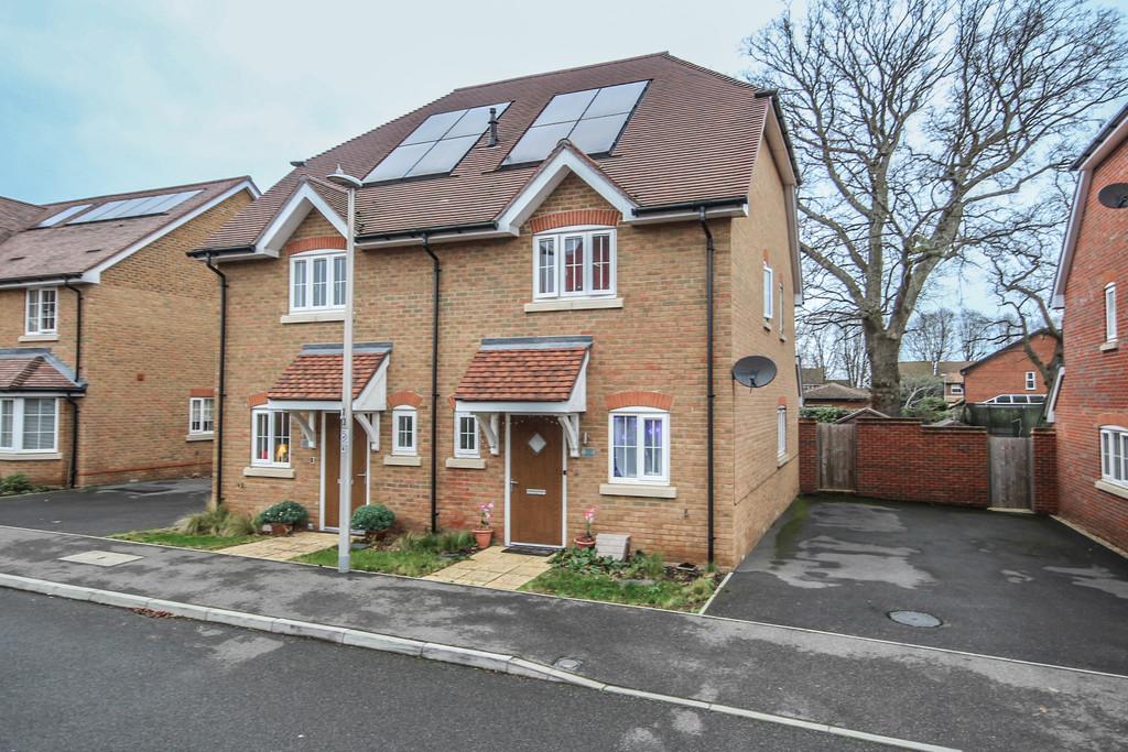 Phillips Close, Wokingham 2 bed semidetached house £425,000