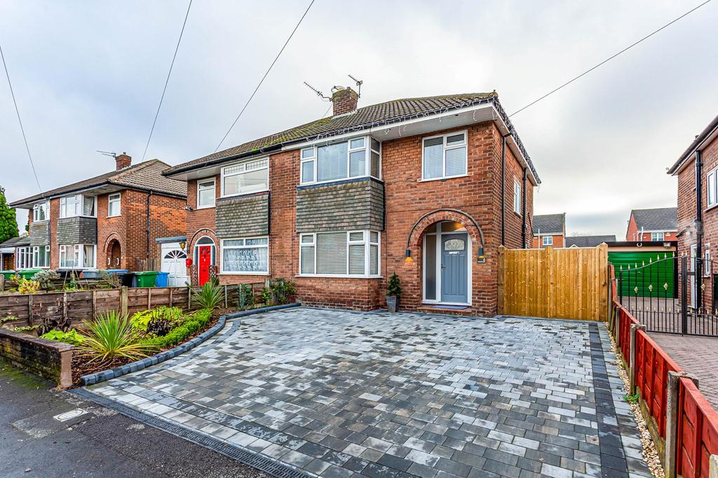 Orchard Avenue, Partington, Manchester, M31 3 bed semidetached house £240,000