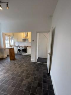 3 bedroom terraced house to rent, Station Road, Manchester