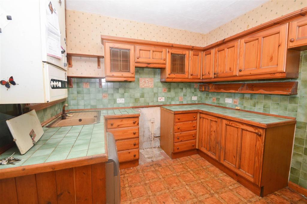 St. Anthonys Avenue, Eastbourne 4 bed semidetached house £350,000