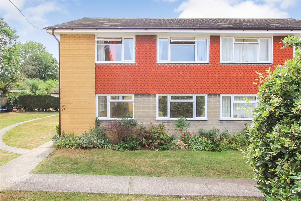 Glebe Way, Whitstable 2 bed flat £895 pcm (£207 pw)