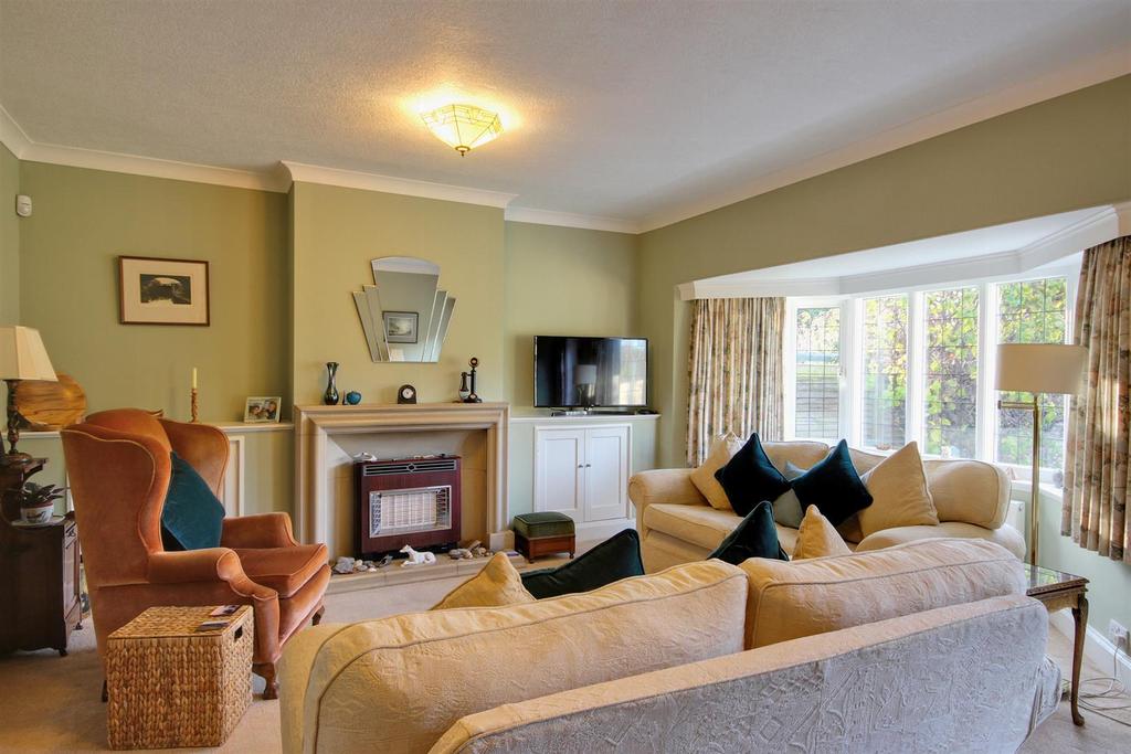 Lounge with undisturbed views over the rear garden