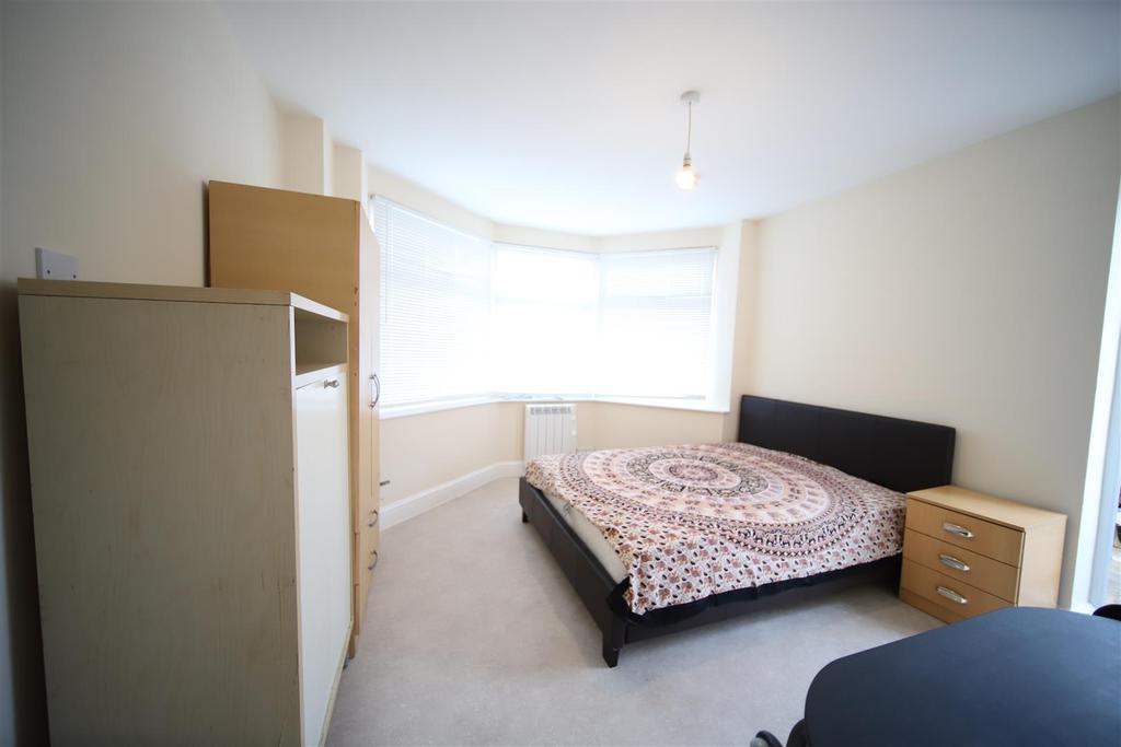 Tynemouth Drive, Enfield Studio £900 pcm (£208 pw)
