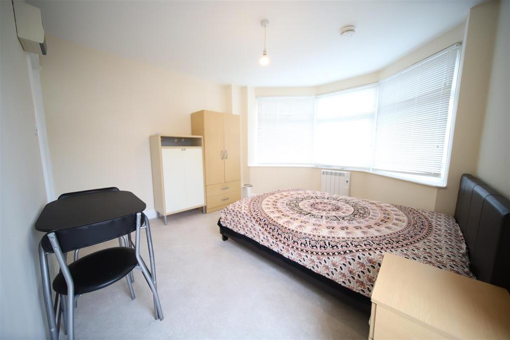 Tynemouth Drive, Enfield Studio £900 pcm (£208 pw)