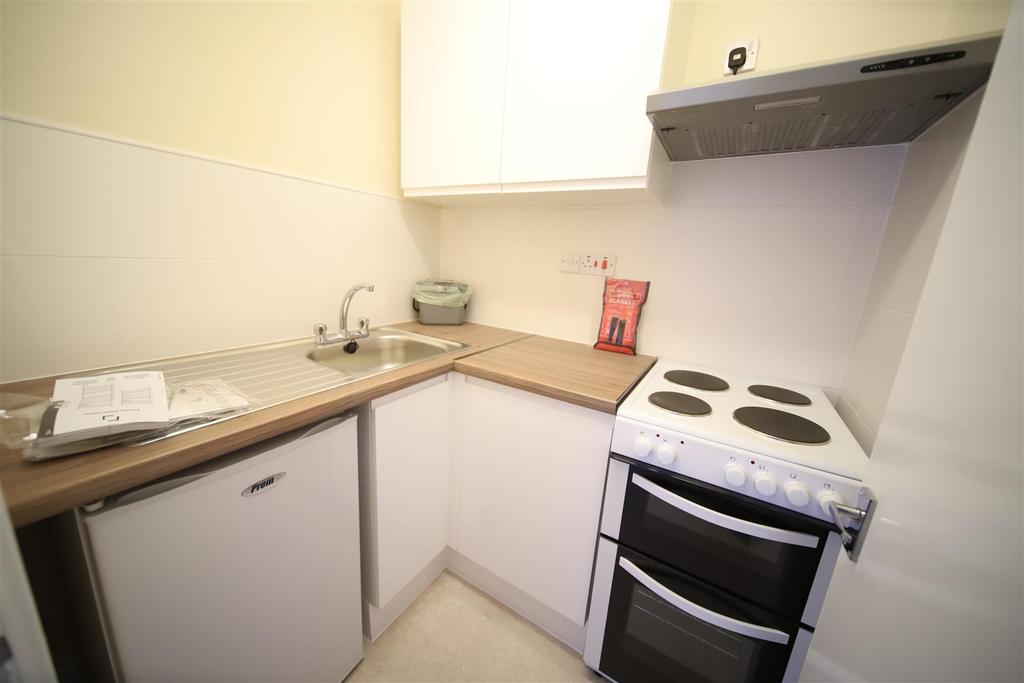 Tynemouth Drive, Enfield Studio £900 pcm (£208 pw)