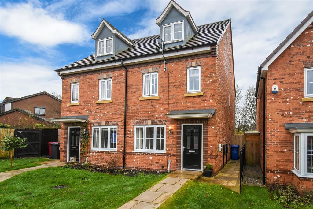 Sandringham Close, Blackburn 3 bed semidetached house £200,000