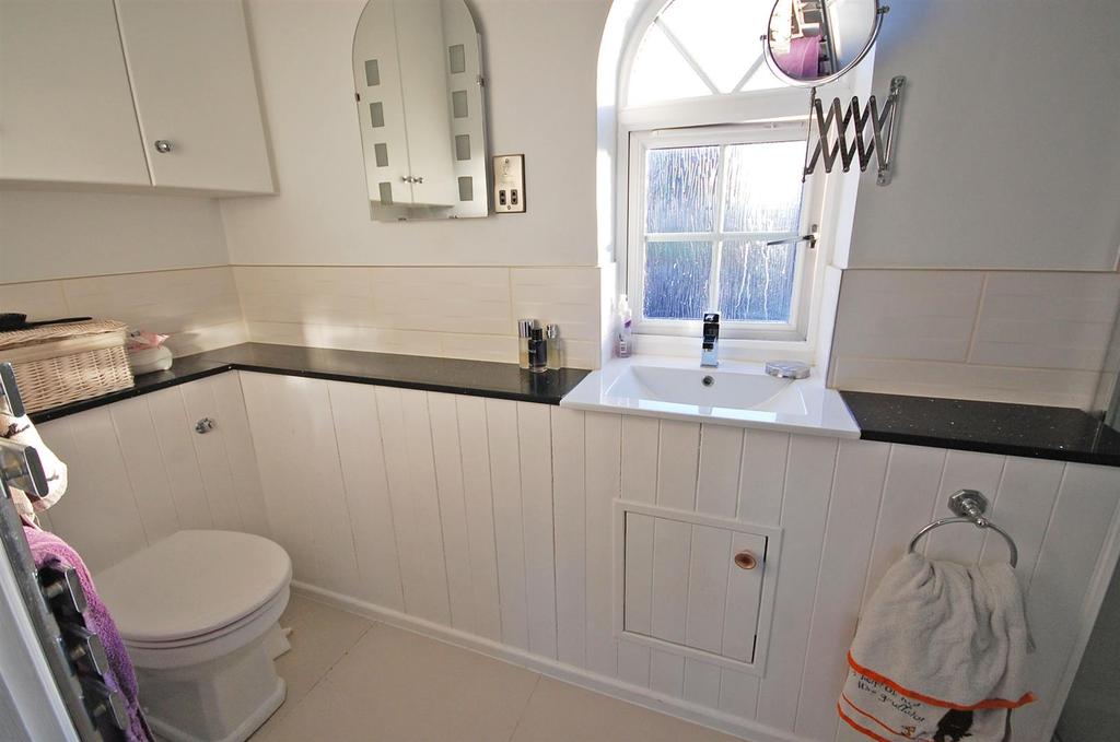 Ensuite1.jpg