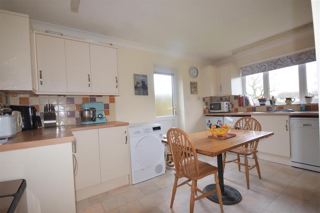 Foxglove Close, Wyke, Gillingham 3 bed detached bungalow £420,000