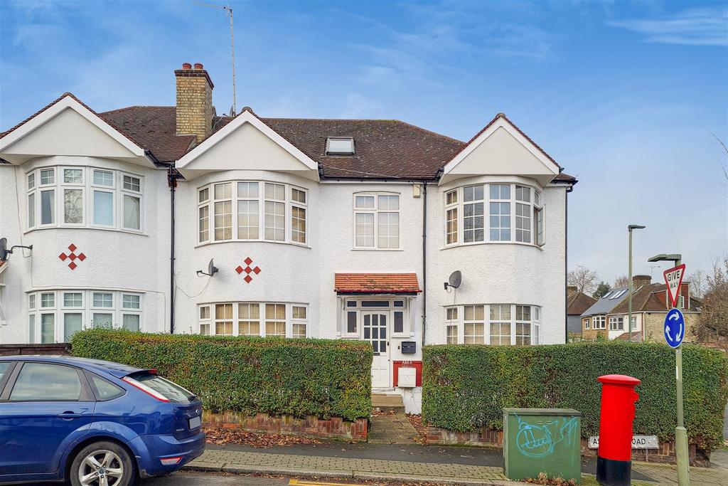 Ashurst Road, North Finchley London, N12 9AU 4 bed terraced house £