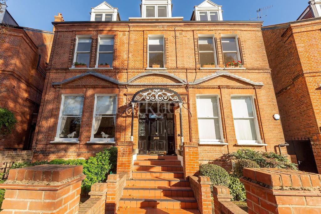 Hampstead Hill Gardens, Hampstead NW3 3 bed flat £3,358 pcm (£775 pw)