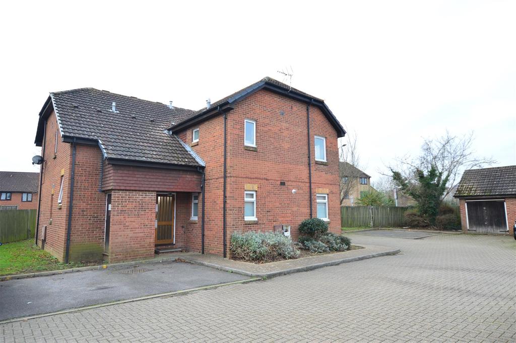 Braemar Gardens Windsor Meadows Cippenham Slough Berkshire Studio £625 pcm (£144 pw)