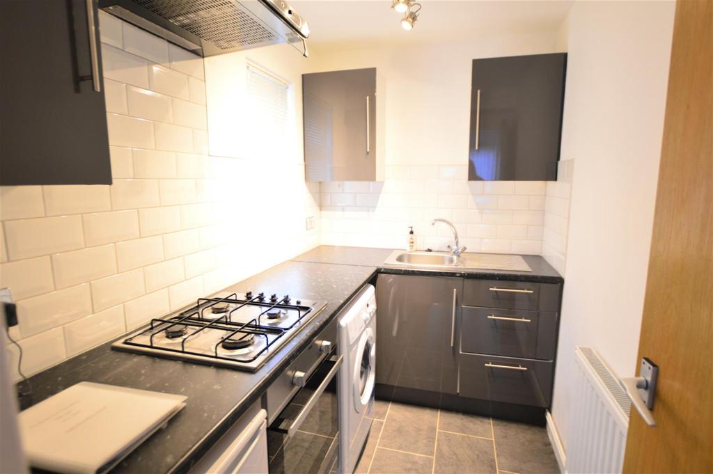 Braemar Gardens Windsor Meadows Cippenham Slough Berkshire Studio £625 pcm (£144 pw)