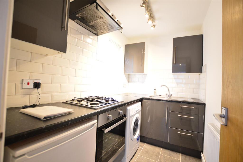 Braemar Gardens Windsor Meadows Cippenham Slough Berkshire Studio £625 pcm (£144 pw)
