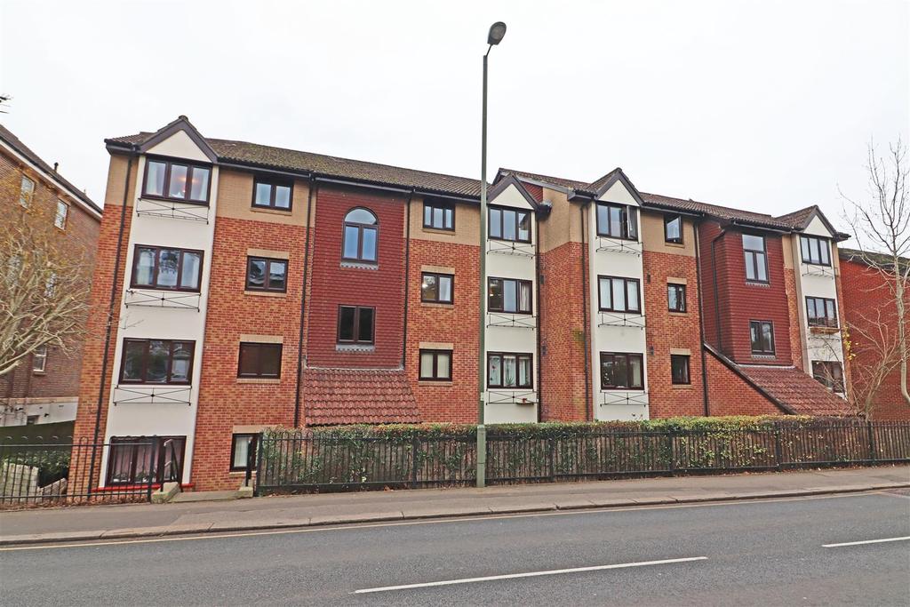 Station Road, Redhill 1 Bed Flat - £195,000