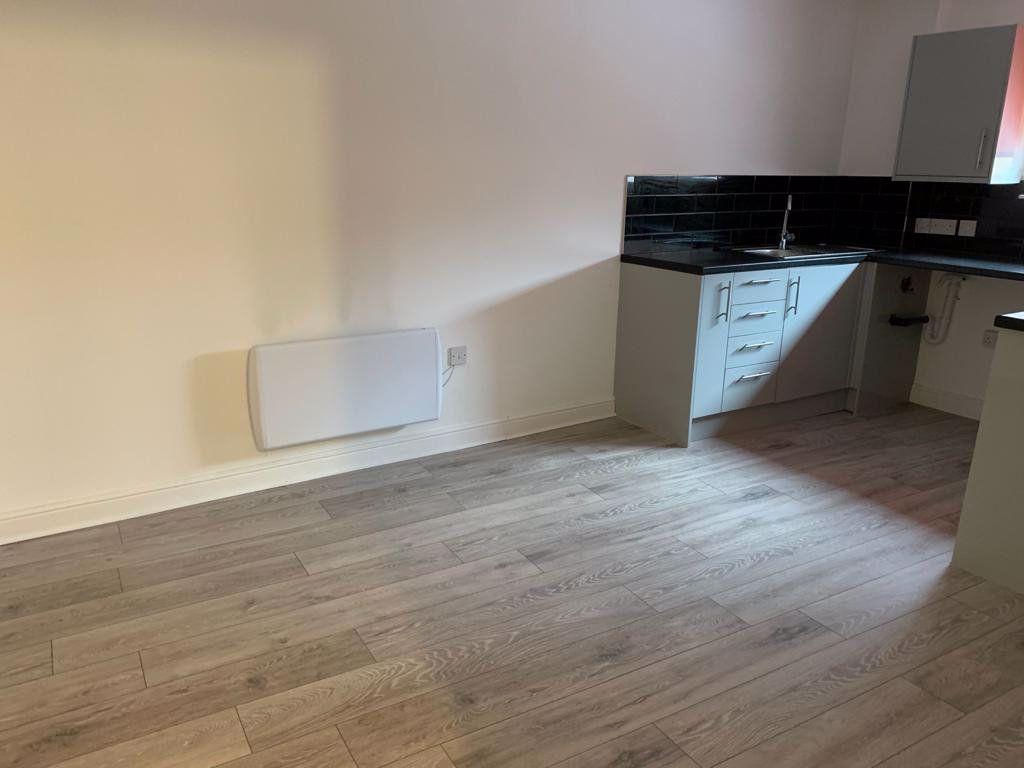 Blackburn Road, Darwen, Lancashire 1 bed flat £425 pcm (£98 pw)
