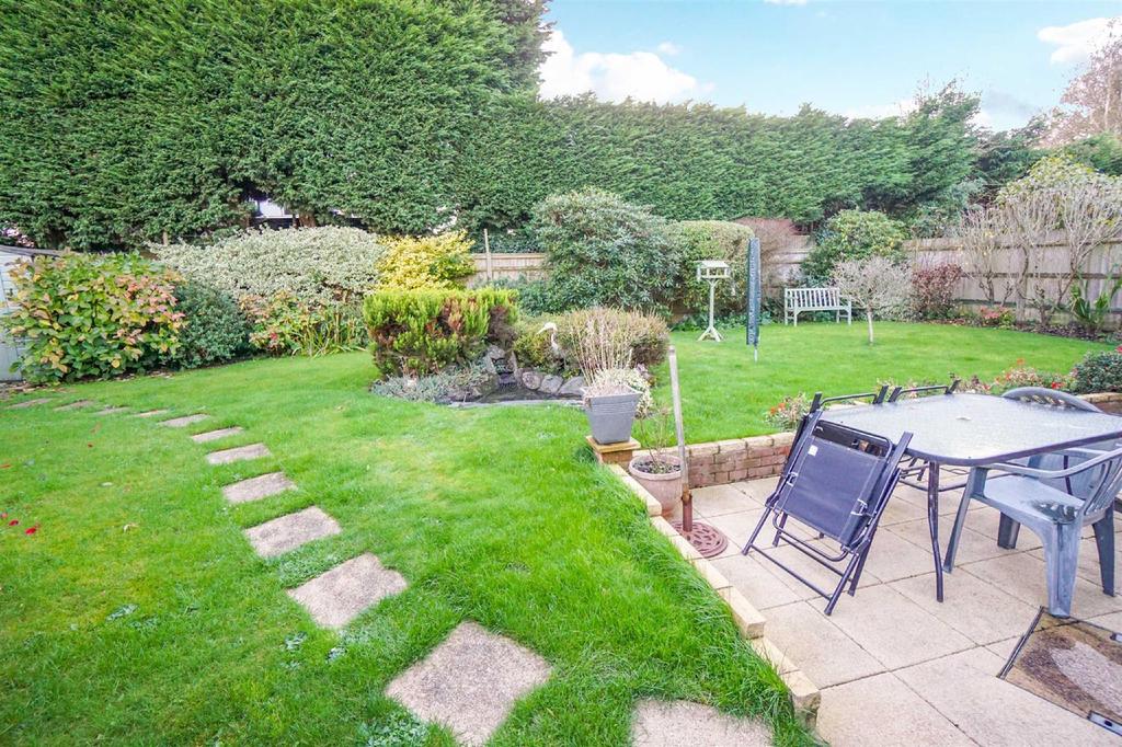 Heathlands, Westfield 4 bed end of terrace house £375,000