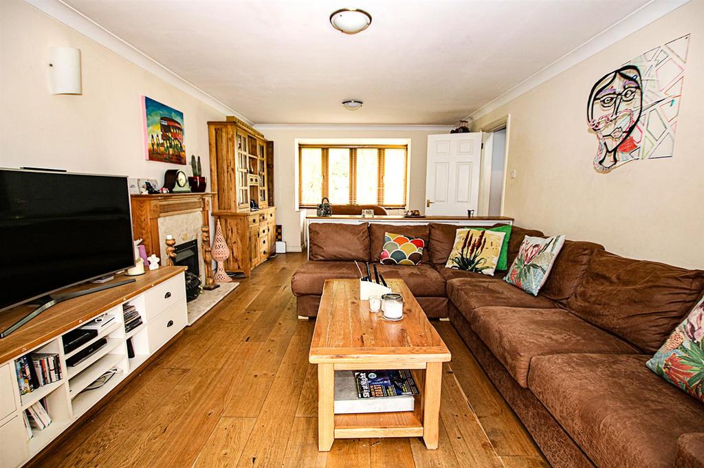 Livingroomlong.jpg