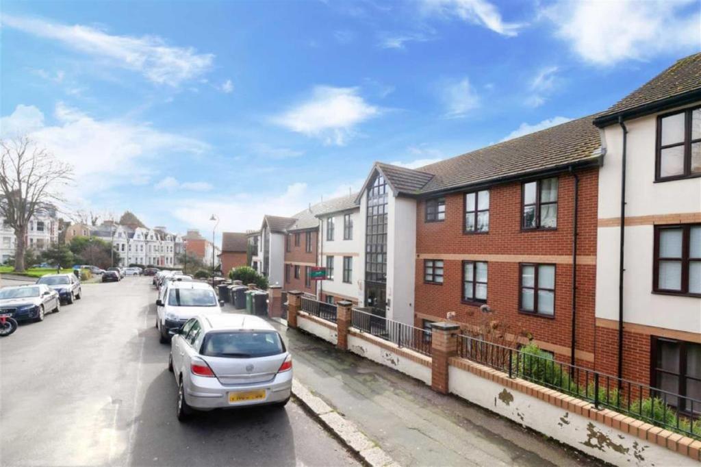 Woodland Vale Road, St. Leonardsonsea 2 bed flat £135,000