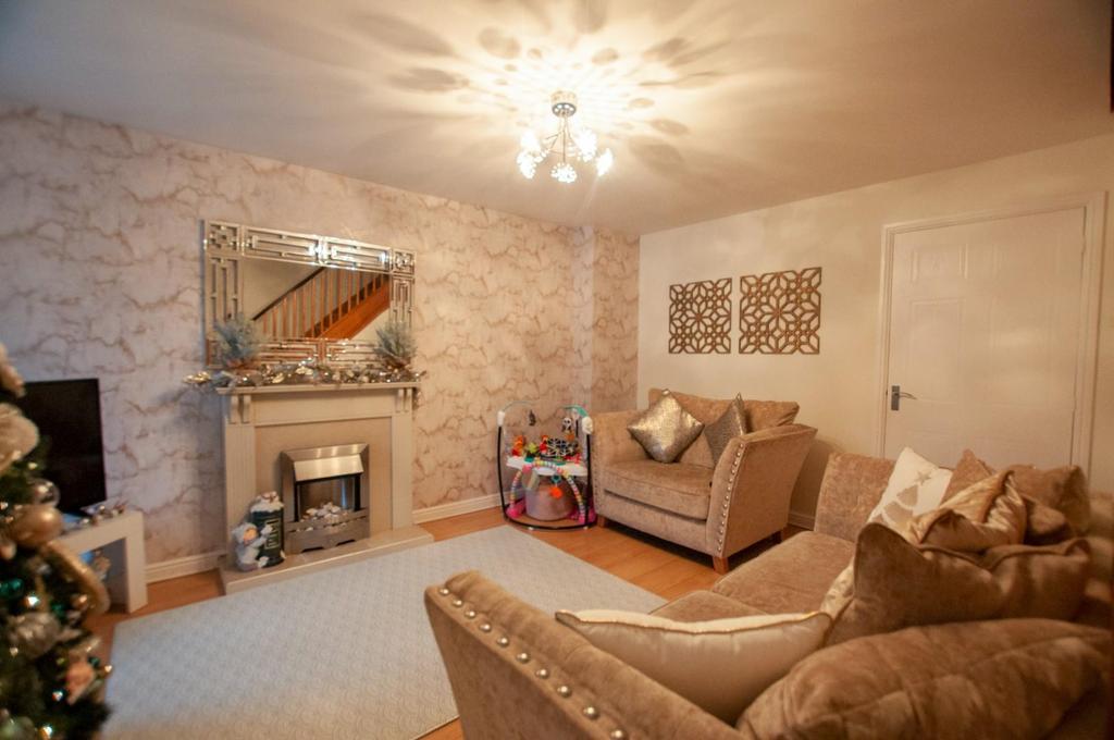 Auld Kirk Road, TULLIBODY 3 bed end of terrace house £750 pcm (£173 pw)