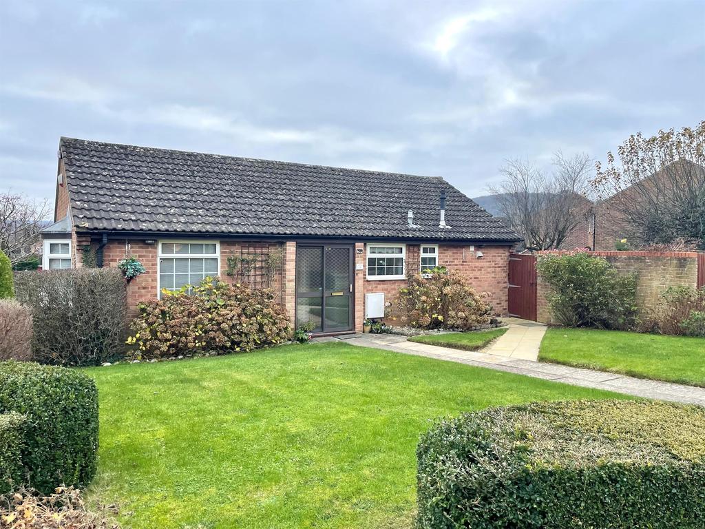 Manor Avenue, Cam, Dursley, GL11 5JF 3 bed detached bungalow £375,000