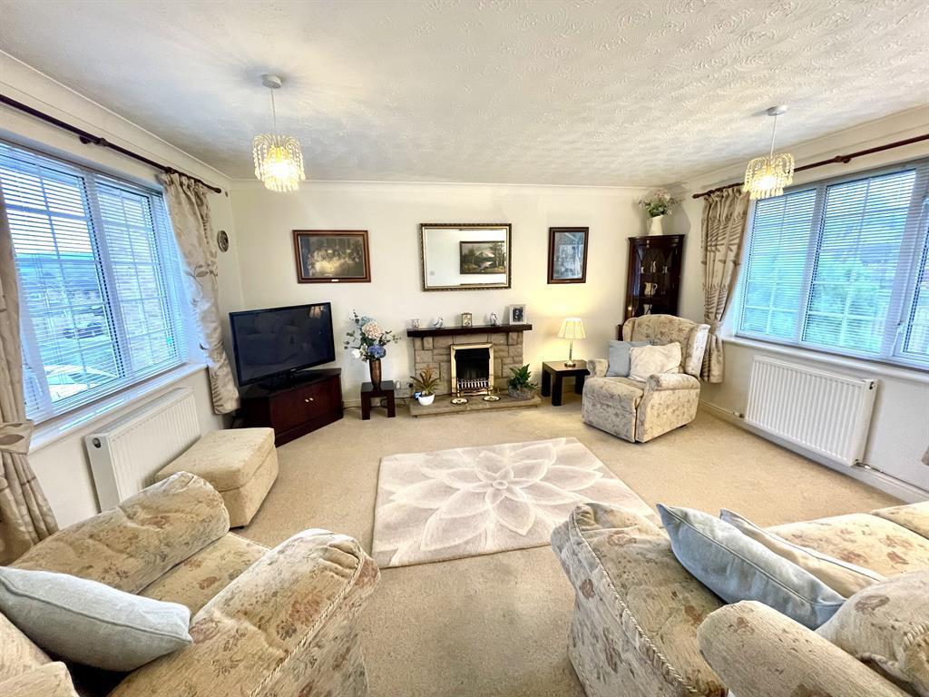 Manor Avenue, Cam, Dursley, GL11 5JF 3 bed detached bungalow £375,000