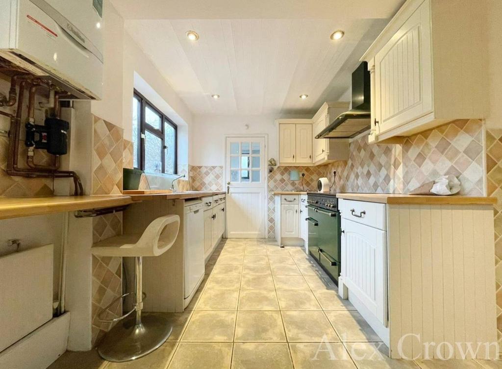 Thaxted Way, Waltham Abbey 5 bed house £2,400 pcm (£554 pw)