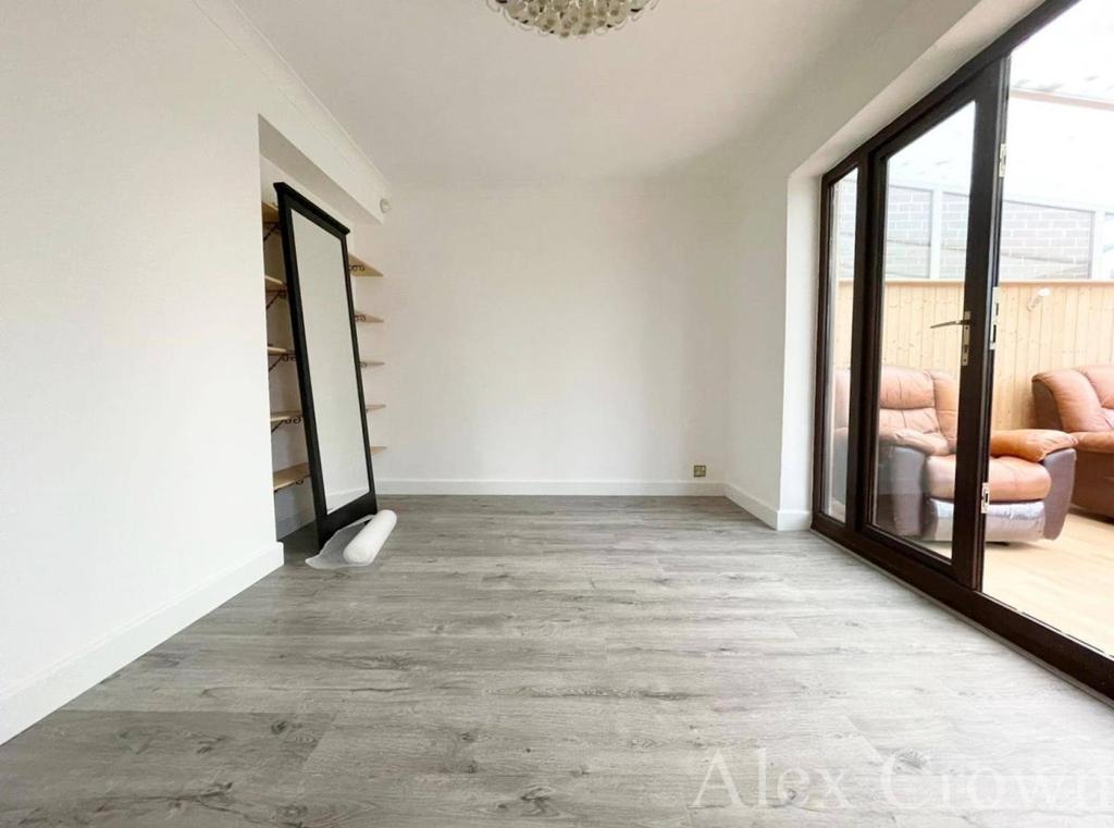 Thaxted Way, Waltham Abbey 5 bed house £2,400 pcm (£554 pw)