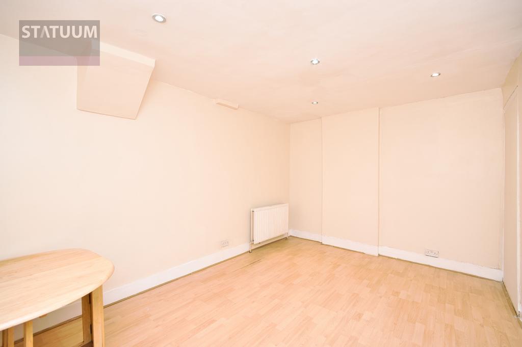 Hoe Street, Walthamstow Central... 1 bed flat £1,075 pcm (£248 pw)