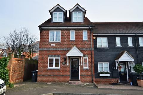 4 bedroom end of terrace house to rent, Regents Place, Loughton, IG10